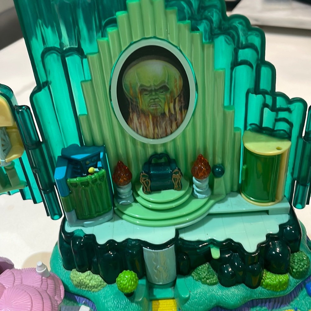 2001 Turner Entertainment  Pre-Owned Wizard of Oz Castle Polly Pocket Castle